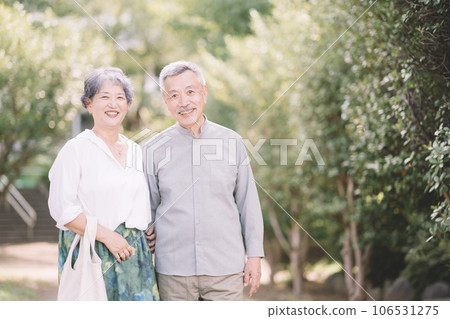 Senior couple with cuddling smile 106531275