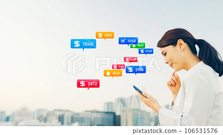 使用智能手機和金融技術、電子貨幣、無現金支付的女性 使用智能手機和金融技術、電子貨幣、無現金支付的女性 106531576
