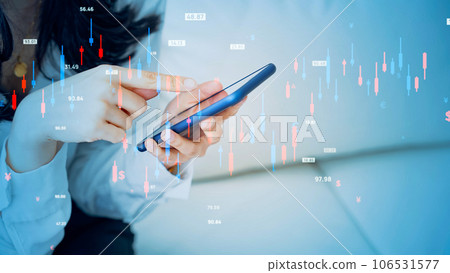 使用智能手機和金融技術、電子貨幣、無現金支付的女性 106531577