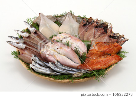 魚乾的圖像排列在漏勺中,魚乾聚集在一起,乾燥過夜,魚乾的圖像 魚乾的圖像排列在漏勺中,魚乾聚集在一起,乾燥過夜,魚乾的圖像 106532273