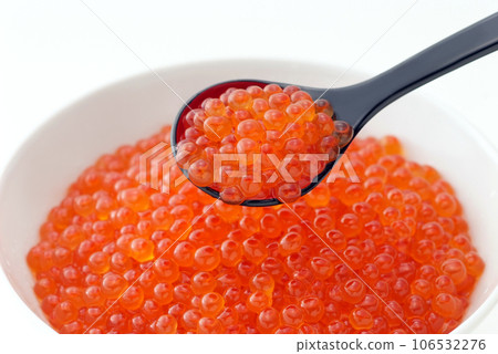 鮭魚子的圖像,一碗鮭魚子,舀起鮭魚子 鮭魚子的圖像,一碗鮭魚子,舀起鮭魚子 106532276