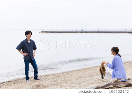 young couple traveling 106532342