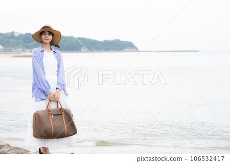 站在海灘上的清爽女人 106532417