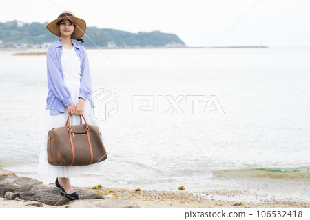 站在海灘上的清爽女人 106532418