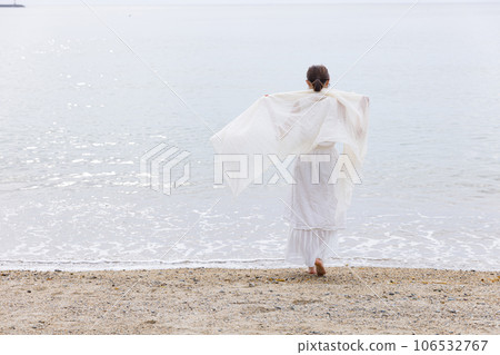站在海灘上的清爽女人 站在海灘上的清爽女人 106532767