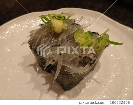使用來自駿河灣的新鮮銀魚製作的日本料理軍艦卷 壽司 Image Photo 106532996