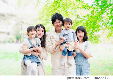 一家三口的合影 106533179