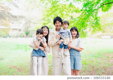 一家三口的合影 106533180