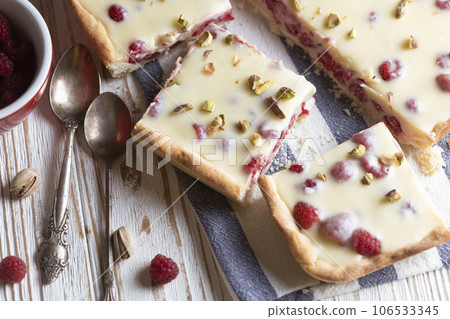 raspberry tart with white chocolate 106533345
