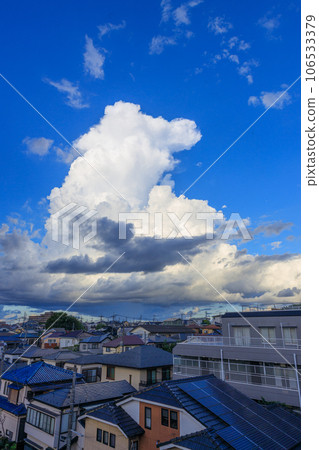 從住宅區看到的藍天和雷雨雲 106533379