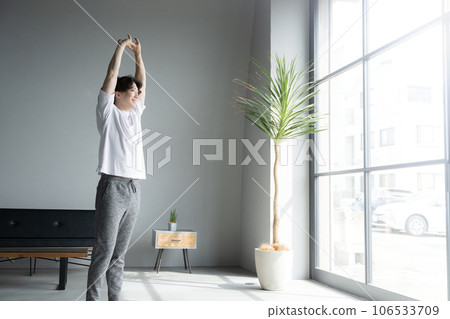 窗邊朝日伸懶腰的男人全身 106533709