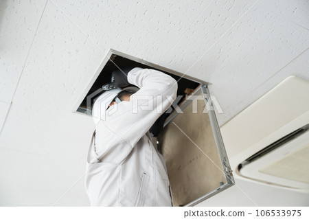 一名工人試圖檢查閣樓的圖片 106533975