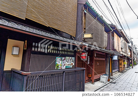 [Illustrated style Kyoto] The stylish appearance of Kyoto Machiya 106534827