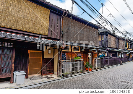 [Illustrated style Kyoto] The stylish appearance of Kyoto Machiya 106534838