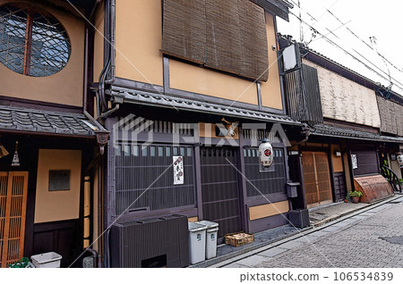 [Illustrated style Kyoto] The stylish appearance of Kyoto Machiya 106534839