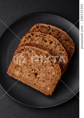 Delicious fresh crispy brown bread with grains and seeds 106535305