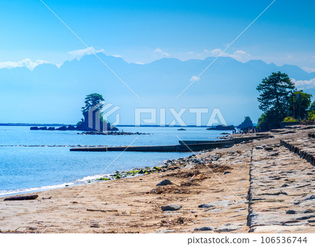 從蔚山的代表性旅遊勝地雨晴海岸眺望立山連峰 | 富山縣高岡市 從蔚山的代表性旅遊勝地雨晴海岸眺望立山連峰 | 富山縣高岡市 106536744