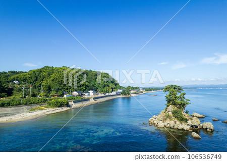 無人機攝影 | 夏季藍天白雲、景色壯麗的旅遊勝地雨晴海岸的航拍 | 富山縣高岡市 106536749