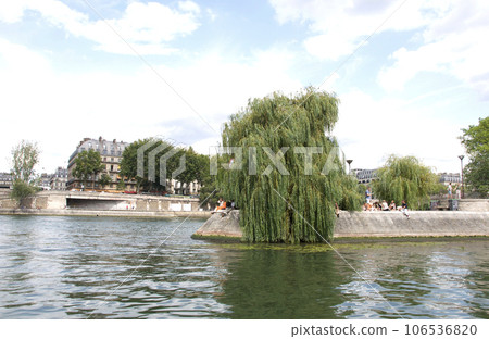 Vert Galant 公園位於塞納河上漂浮的西岱島頂端，是一個放鬆的地方（人臉模糊）。 106536820