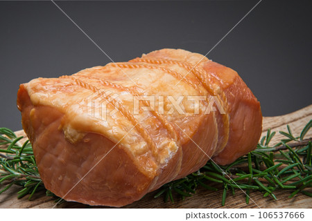 將火腿塊放在切板上。 將火腿塊放在切板上。 106537666