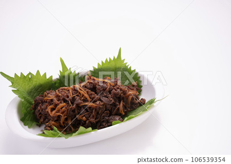 Cheap and delicious shigureni made with cut off beef shoulder loin, a preserved animal protein food recommended for the elderly 106539354