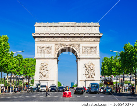Paris Arc de Triomphe *partially soft focus 106540379
