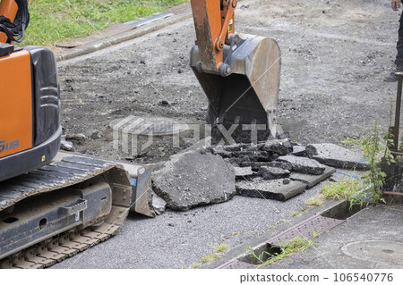 挖掘機清除舊瀝青進行鋪路工作 106540776