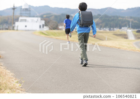 小學生的背影 106540821