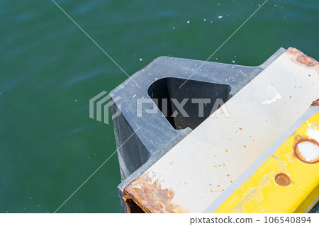 Kobe City, Hyogo Prefecture: Fender cushion material on the quay of Kobe Port 106540894