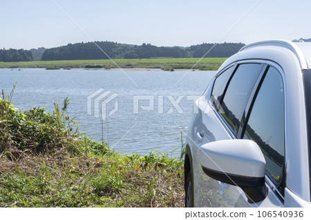 汽車和河流的水面 汽車和河流的水面 106540936
