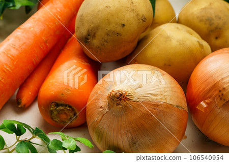 Carrots, onions and potatoes 106540954