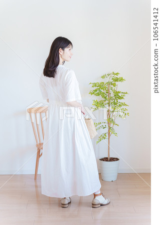 Women's fashion coordination whole body (vertical orientation) 106541412