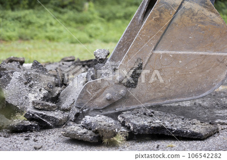 攤舖挖掘機破碎瀝青的那一刻 攤舖挖掘機破碎瀝青的那一刻 106542282