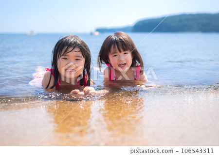 夏天姐妹們在沙灘上玩耍 106543311