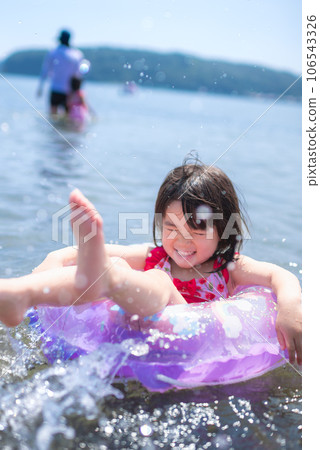 一個喜歡在夏天海裡游泳的女孩 106543326