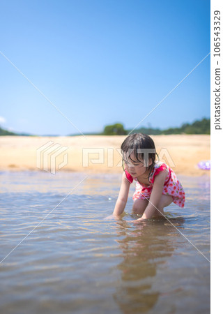 夏天在沙灘上玩耍的女孩 106543329