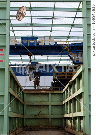 scrap yard crane 106543639