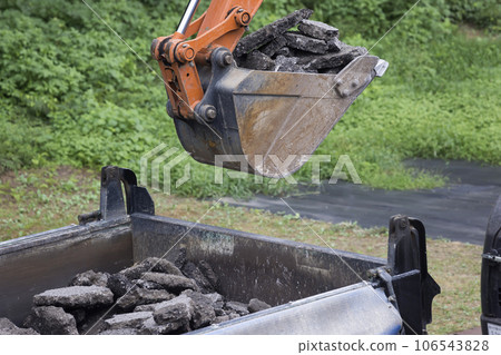路面工程挖掘機將拆除的舊瀝青裝載到卡車上的圖片 路面工程挖掘機將拆除的舊瀝青裝載到卡車上的圖片 106543828
