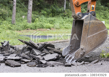挖掘機清除舊瀝青進行鋪路工作 106543929