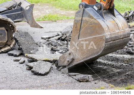 挖掘機清除舊瀝青進行鋪路工作 106544048