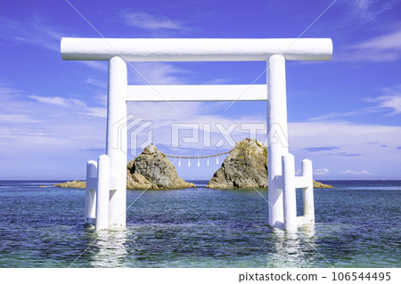 Beautiful transparent sea of Futamigaura, white torii gate and Meoto Iwa (Itoshima City, Fukuoka Prefecture) 106544495
