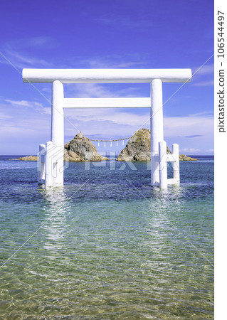 Beautiful transparent sea of Futamigaura, white torii gate and Meoto Iwa (Itoshima City, Fukuoka Prefecture) 106544497