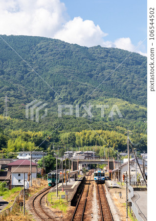 [Tokushima Line] Waiting for the exchange train at Awa Kawashima Station 106544502