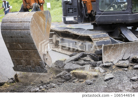 挖掘機清除舊瀝青進行鋪路工作 106544654