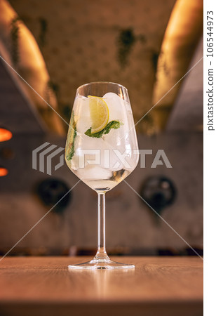 Alcohol refreshing cocktail 106544973