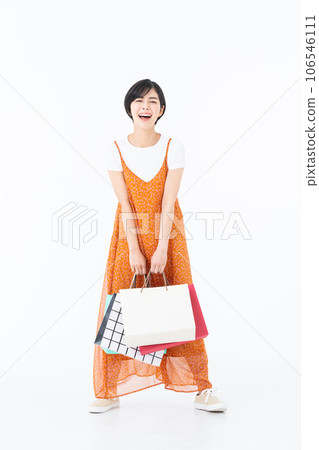 白色背景購物的年輕女子 106546111
