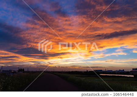 [東京]夕陽的天空和荒川河床 106546448