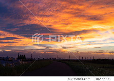 [Tokyo] Sunset sky and Arakawa riverbed 106546450