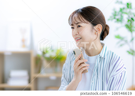 有智能手機的中間婦女 106546619