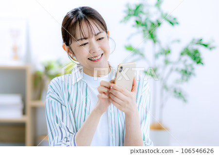 有智能手機的中間婦女 106546626